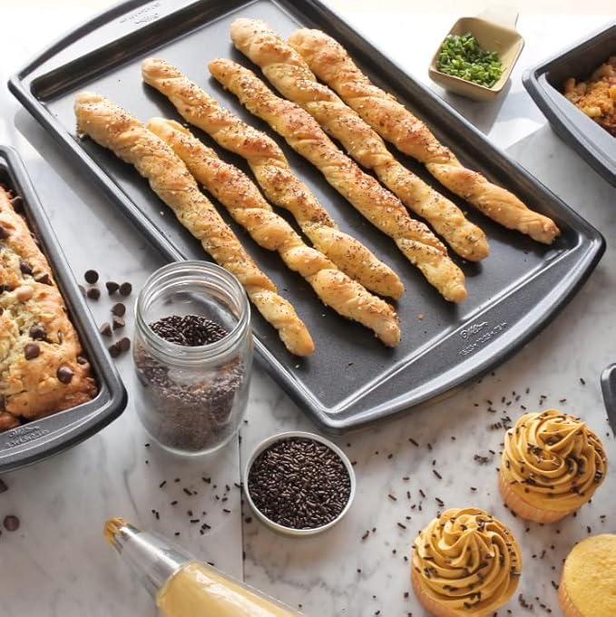 Wilton Platinum Premium Non-Stick Anti-Warp Bakeware, Made without PFAs, Loaf Pan, 9 x 5 x 2.7 in, Packaging May Vary